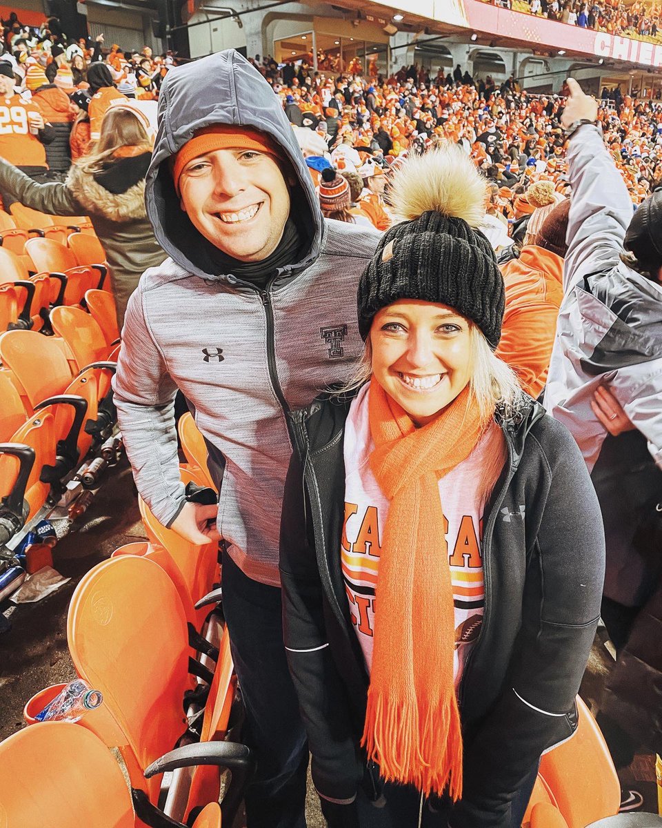 kellsbells_39's tweet photo. The cold never bothered me anyway 🎶 (actually my feet were a little chilly, but it was totally worth it) 🥶

Win number ✌🏽of the playoffs, on to the championship game! Hope to see you next weekend #chiefskingdom ❤️💛🏈 https://t.co/aE08c3vhWJ