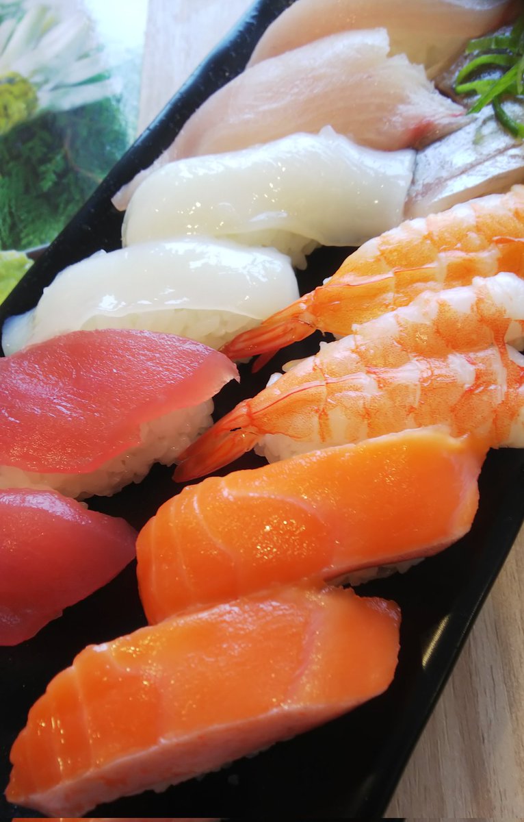 ＃寿司 ＃海鮮 ＃魚 ＃肉 ＃いぬ好きさん ＃ねこ好きさん 会員限定寿司盛り 寒い日が続き温かい物をと 思い気やわっしょいお寿司を食する🏃🍣。 🍣やっぱりお寿司は特別感がありサイコー😍💓💓