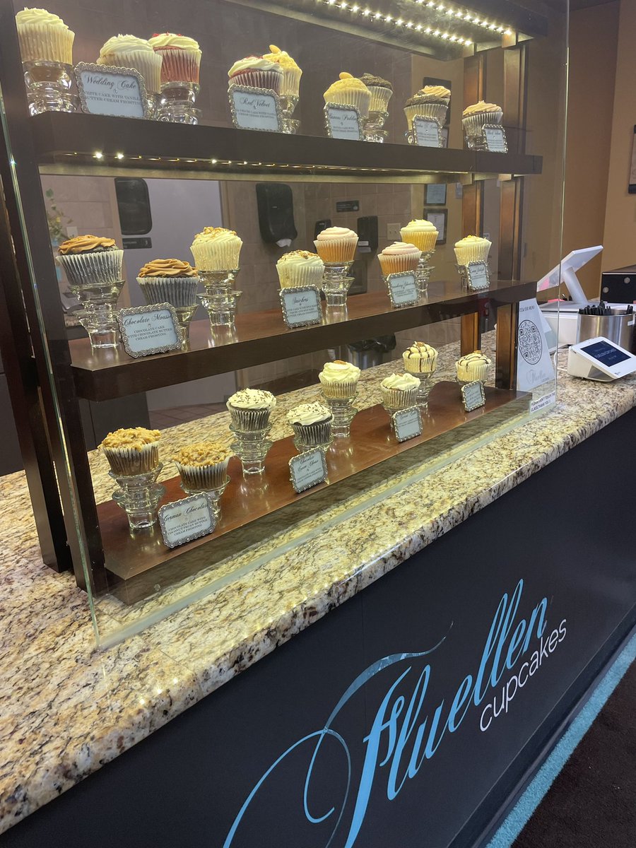 This girl of mine celebrated her 18th birthday in Dallas TX this weekend &amp; performed at <a href="/NCACheerIeading/">NCACheer</a> Nationals! We got cupcakes 🧁 from <a href="/FluellenCupcake/">Fluellen Cupcakes</a> to celebrate &amp; they were yum! These Pics taken <a href="/CaskandKitchen/">Cask&Kitchen</a>  #centerops <a href="/ATT/">AT&T</a> #LifeAtATT