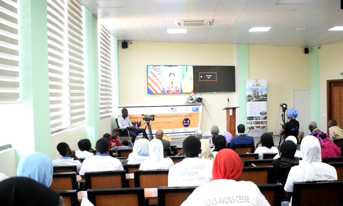 AradesSenegal's tweet photo. La #cérémonie de clôture du #sldp a enregistré la participation en ligne de Mme Ebony Rose Custis, chargée des affaires culturelles @usembassydakar et celle des anciens boursiers américains (#alumnis) réunis au sein de l'Association Sénégalaise des Alumni (#ASA). Merci et Bravo ! https://t.co/1FiaUDoJUT