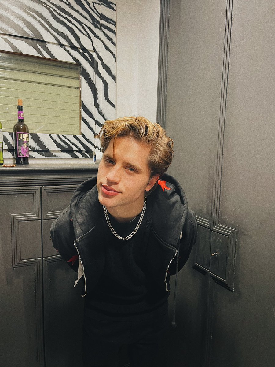 xtwineth's tweet image. ───༉‧₊˚✧ ❪Ethan A. Sanders 

ㅤㅤㅤㅤ  ⃟ ཹ։.────── “Lᥲ vιdᥲ ᥒo sᥱ hᥲ hᥱᥴho ρᥲrᥲ ᥴomρrᥱᥒdᥱrᥣᥲ sιᥒo ρᥲrᥲ vιvιrᥣᥲ.”

ㅤ°✦.❒ུ‧₊˚ Artista, pintor. 

ㅤ°✦.❒ུ‧₊˚ Dispuesto a trazar cada detalle en ese lienzo en blanco llamado vida.

  ¿↺ &amp;amp; ♡?