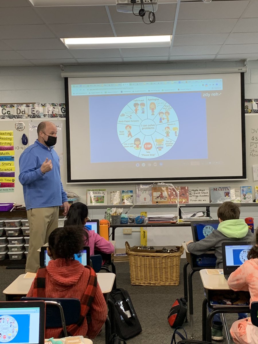 ms_pecoraro's tweet photo. Thank you @Phaugens for teaching us about the upstairs and downstairs brain! @D13Jaguars #leadlikeajaguar https://t.co/rBskPXIj0N