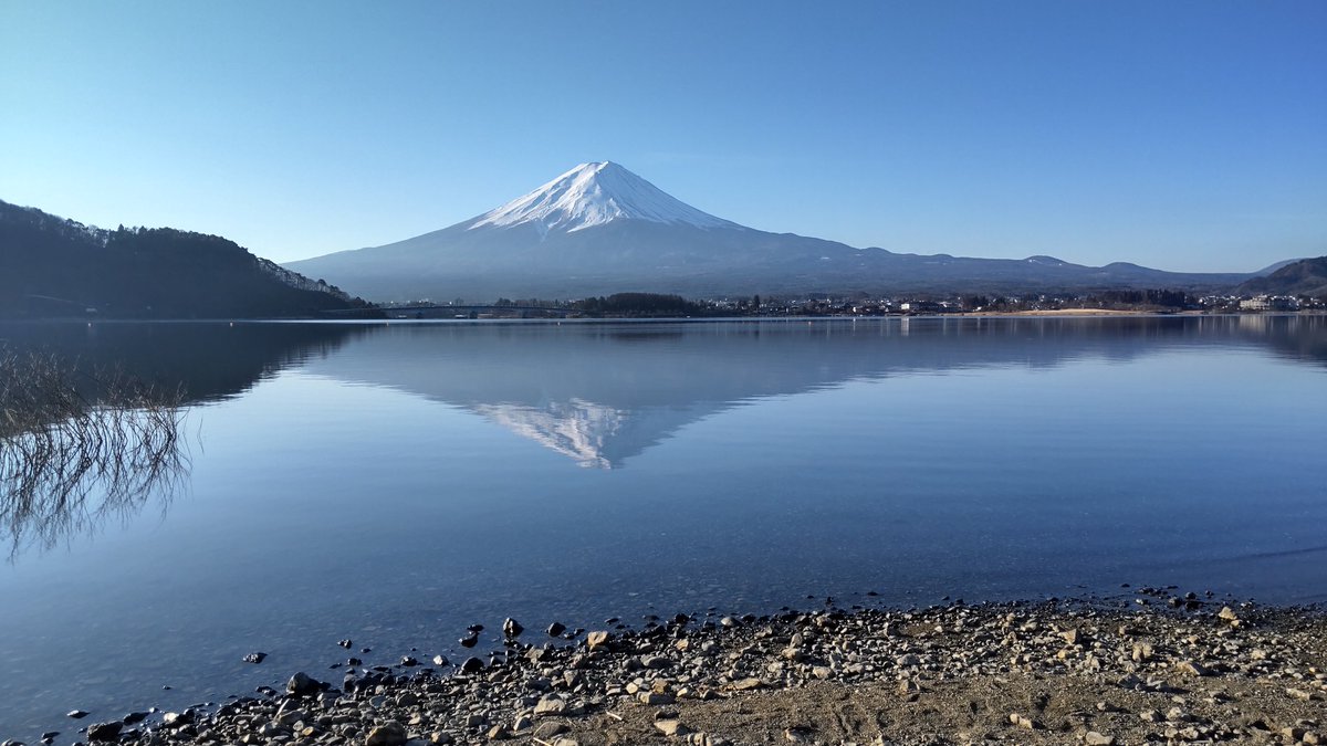 河口湖北岸・古賀政男記念公園前からの富士山です。今朝は逆さ富士がきれいに見えました。