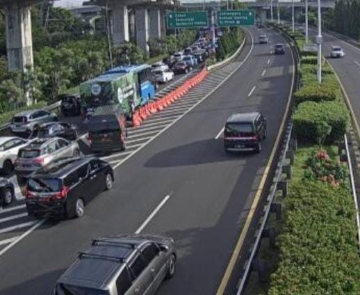 TMCPoldaMetro's tweet photo. 07.38 Situasi arus lalu lintas di Ruas Tol Jagorawi KM 00+300 menuju arah Cawang terpantau padat. https://t.co/foW2dJKb3K