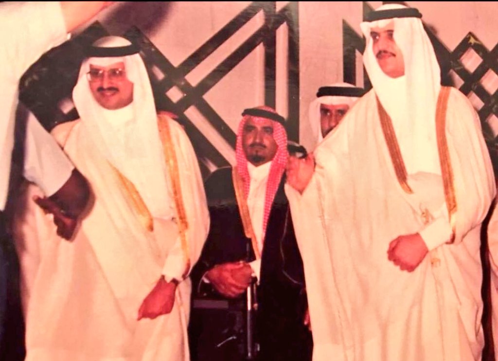 suholtribe's tweet photo. الشيخ محمد بن سعيد البرازي السهلي رحمه الله بين الأميرين محمد بن فهد بن عبدالعزيز وفهد بن سلمان بن عبدالعزيز رحمه الله.

#تاريخ_السهول https://t.co/rQ1L69lkJ6
