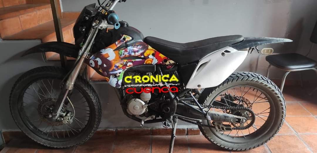 🔴 #CUENCA | Tras operativos antidelincuenciales, la Policía Nacional, capturó en delito flagrante a un ciudadano que se movilizaba en una motocicleta con sustancias sujetas a fiscalización. Fue aprehendido en las calles Vega Muñoz y Juan Montalvo.

Vía #CronicaCuenca