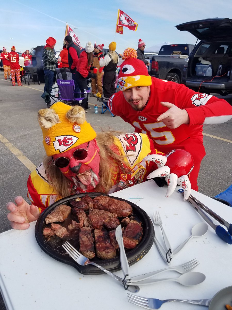 fanphotoman's tweet image. Divisional Round Tailgate Madness at Arrowhead heats up as @KCWEIRDWOLF  brings his Appetite!! #decibelup #ChiefsKingdom #BuffvsKC