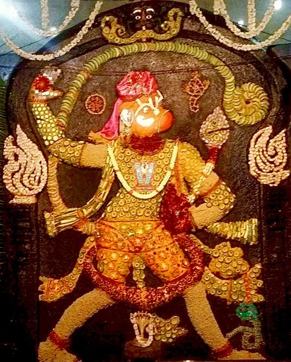 सब सुख लहै तुम्हारी सरना।
तुम रक्षक काहू को डर ना।।

Hanuman protects the Bhaktas of Sri Hari

ANJANEYA SWAMI, MULBAGAL (KAR)