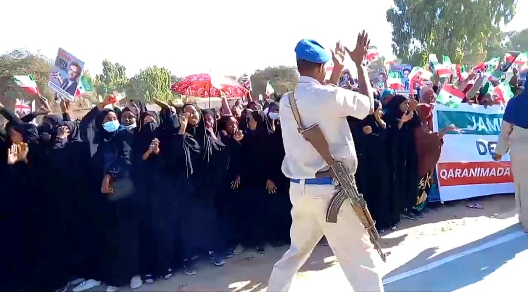 HSahnuni's tweet image. In Hargeisa- Somaliland, security forces dance with protesters, while in Mogadishu- Somalia security forces open fire on protesters. !