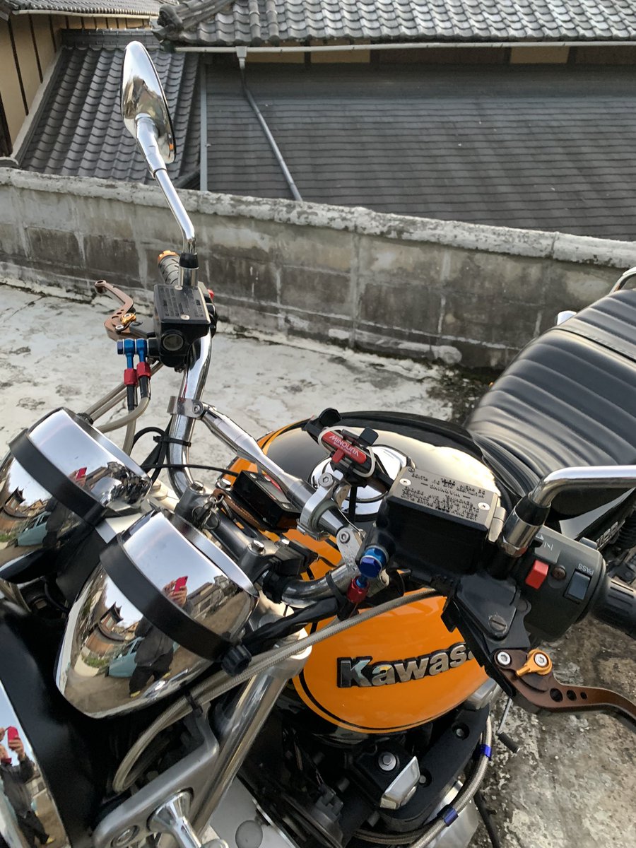 odaken813's tweet photo. ゼファー1100今はハリケーンヨーロピアン３型が付いてます　もう少し絞りのあるのが乗りやすいかと思って交換考えてますが　SWコンドル コンチ　ナロー２型とか考えすぎてわけわからん😭
ゼファー乗りの人はみなさん何を付けてますか？　#ゼファー
＃ハンドル https://t.co/gNtItPR9Tv