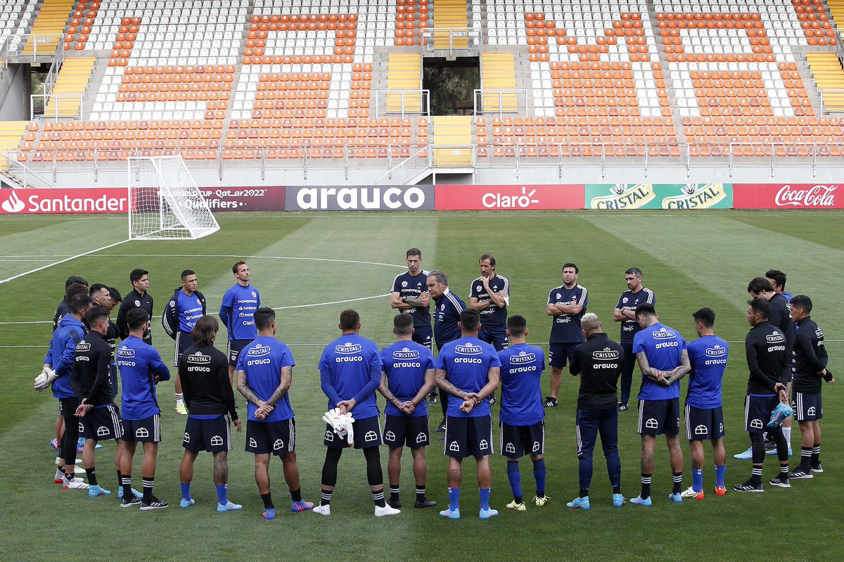 LaRoja's tweet photo. 📍 Estadio Zorros del Desierto 

🇨🇱⚽️ #LaRoja entrenó por primera vez en nuestro hogar 🏠 en esta fecha de las #EliminatoriasSudamericanas 

👊 ¡Arriba toda la gente de Calama! 

📸 Carlos Parra 

#VamosLaRoja #VamosChile https://t.co/LaeFQ0OvJB