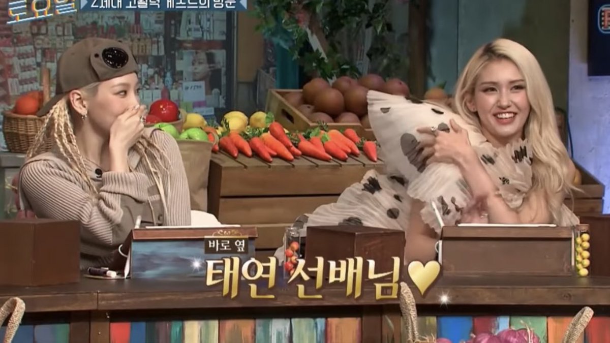 몇년이 지나도록 꾸준히 롤모델로 언급되는 태연.. 당연함 예쁘지 잘생겼지 노래잘해 춤잘춰 말도 재치있게 잘해 항상 겸손하고 팬사랑 넘쳐흘러 영원히 후배들의 동경임