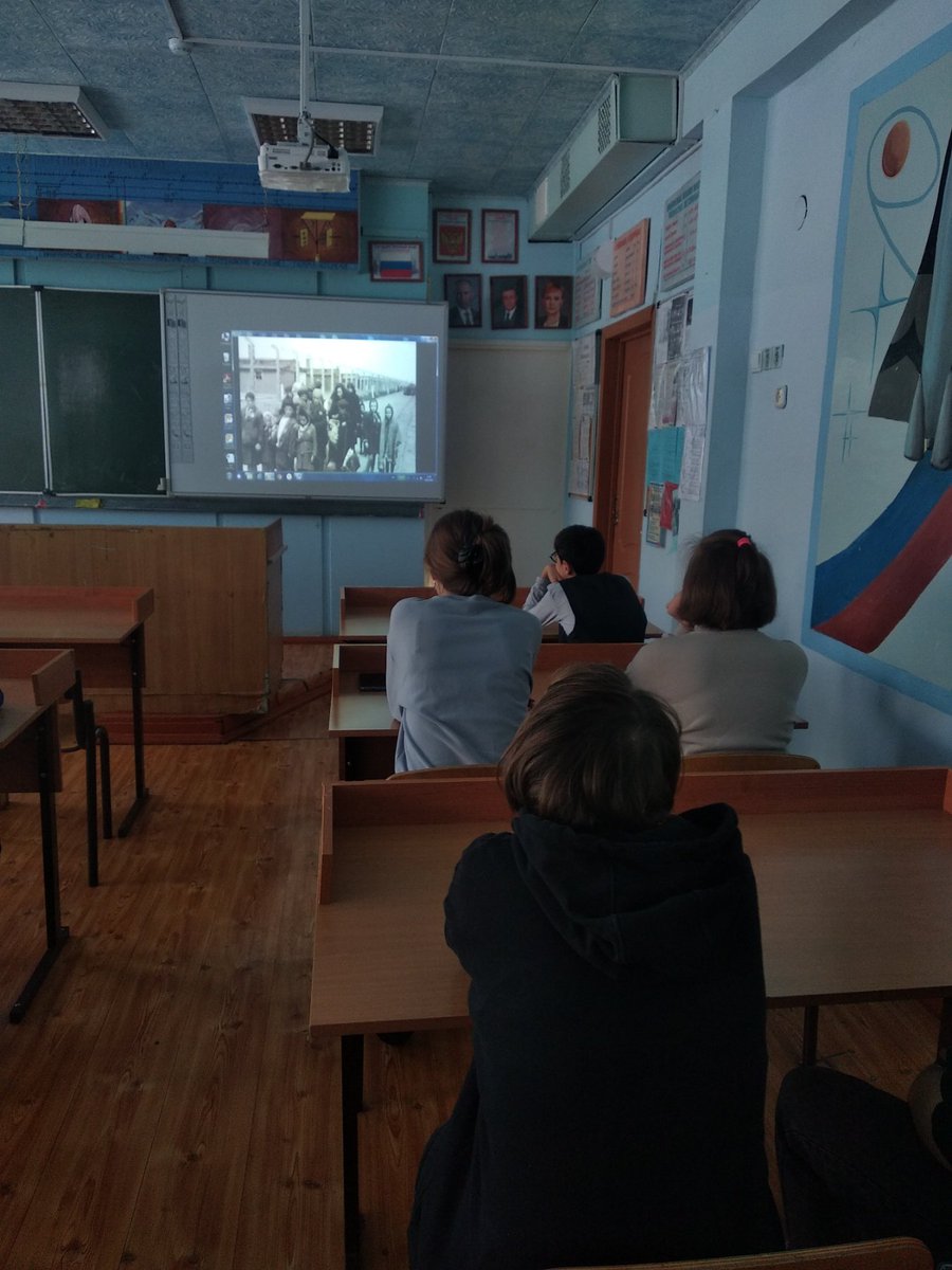 school32_Samara's tweet photo. В школе 32 - неделя памяти жертв Холокоста» – это цикл мемориальных мероприятий, приуроченных к 27 января – Международному дню памяти жертв Холокоста и освобождению Красной армией узников концлагеря Аушвиц (Освенцим). https://t.co/rXE0GkinAE