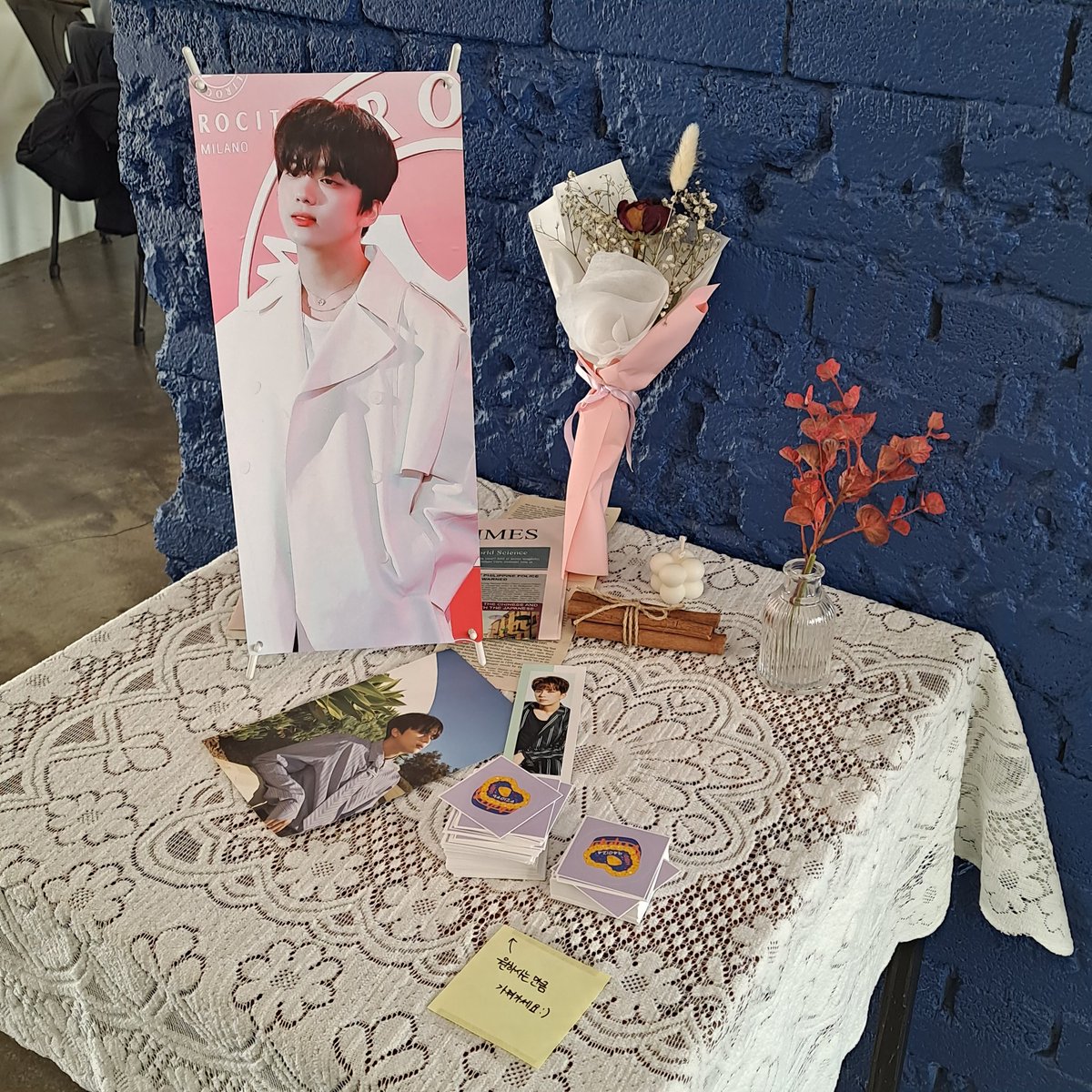 0217BCL's tweet photo. 저는 특히 오빠 앨범이랑 오빠가 출연했던 드라마 대본집 등이 함께 놓여있던 공간을 보니까 오빠가 그동안 여러 방면에서 열심히 노력해준 게 훅 느껴져서 너무 좋았어요! ㅠㅠ❤

#영재라는_행복이_피는_날
#Blooming_in_January https://t.co/eeGRaGrlMN