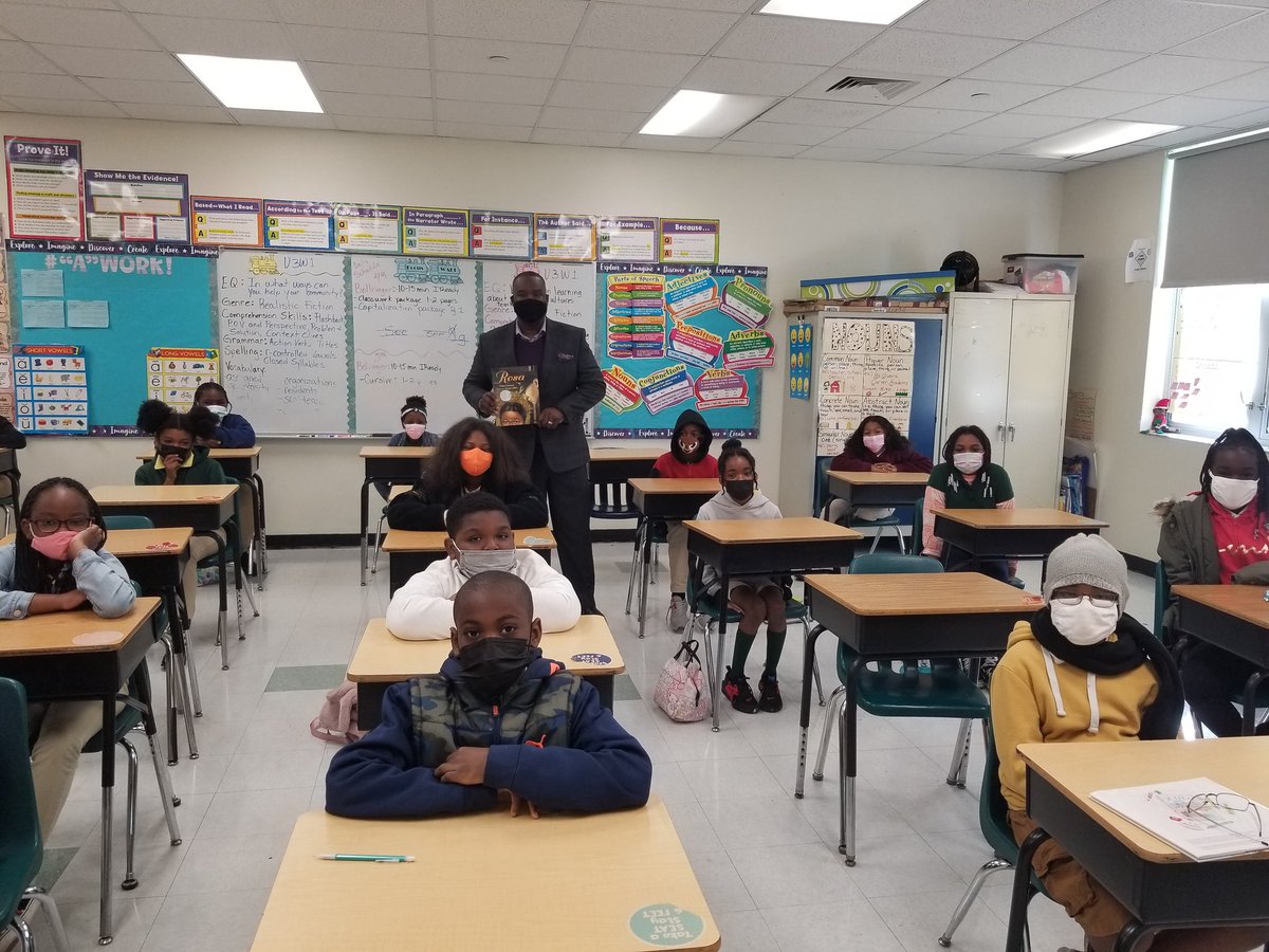 mredmiami's tweet photo. #readingcomunity #miamigardens #MiamiTech incredible show of community support, strength and love for our students https://t.co/kQ0ZBn6Ezb