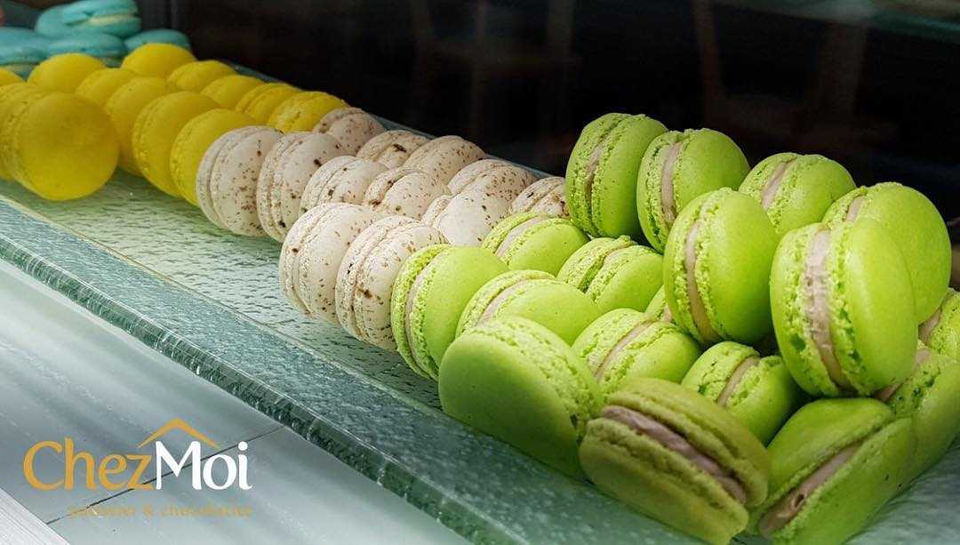 ChezMoipastry's tweet photo. Warna warna ceria dari Macaron, ngemil sehat dengan bahan pilihan dan tanpa pengawet. Apa rasa favorit Macaron Lovers? 

Mau kirim Macaron ke luar kota bisa banget lho.. Packaging aman dan tinggal tunggu pesananmu datang 😊 #ChezMoiPastry https://t.co/yUqZsZ9KU8