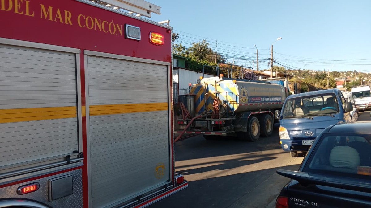PCivil_informa's tweet photo. 1 vivienda de material ligero 1 camión 3/4 y 1 bodega destruidas deja incendio estructural declarado en Población Villa Independencia sector alto de #VinadelMar el efectivo trabajo de @bomberosvina con el apoyo de camión aljibe @vinadelmar no permitió la propagación. https://t.co/ytSRuTU0A8