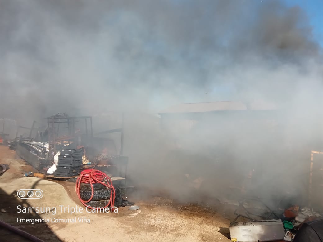 PCivil_informa's tweet photo. 1 vivienda de material ligero 1 camión 3/4 y 1 bodega destruidas deja incendio estructural declarado en Población Villa Independencia sector alto de #VinadelMar el efectivo trabajo de @bomberosvina con el apoyo de camión aljibe @vinadelmar no permitió la propagación. https://t.co/ytSRuTU0A8