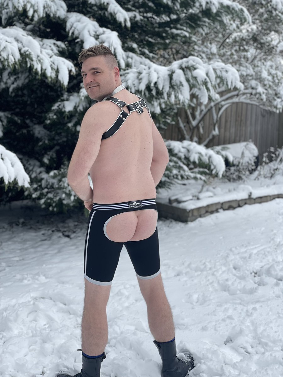 boymatt1983's tweet photo. ❄️❄️❄️ When the snow comes the boys got to play ❄️❄️❄️ #teamlocked #submissive #malechastity #pupside #woof https://t.co/taNrTnUQW0