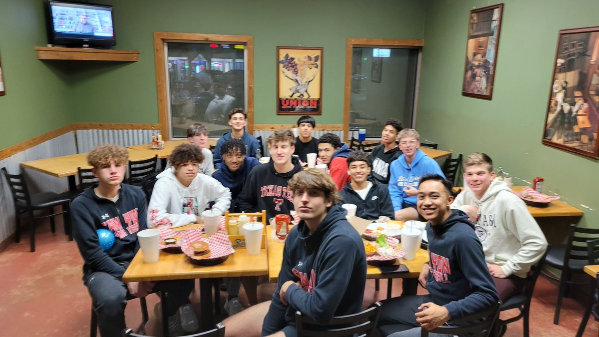 CHSBBasketball1's tweet photo. Another great family dinner! Love spending time together off the court every week! Thank u @tjsburgersmore for hosting us. @AthleticsCanyon @DavissonDustin @CoachTBush #BetterTogether https://t.co/6nt8Va1USu