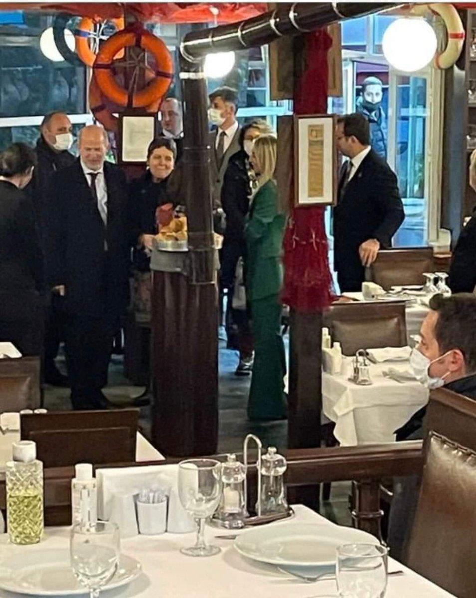 @KabacHatun Halen algı dıyor halen trol dıyor aq bebesi🤪 bu sobanın borusu var ya şarlatanlara …. İçerde ki yapay çiçeği gösterip kar nerde diyen sıgır ve ona inanan sıgır sürüsü siz adam olmazsınız devam edın böyle