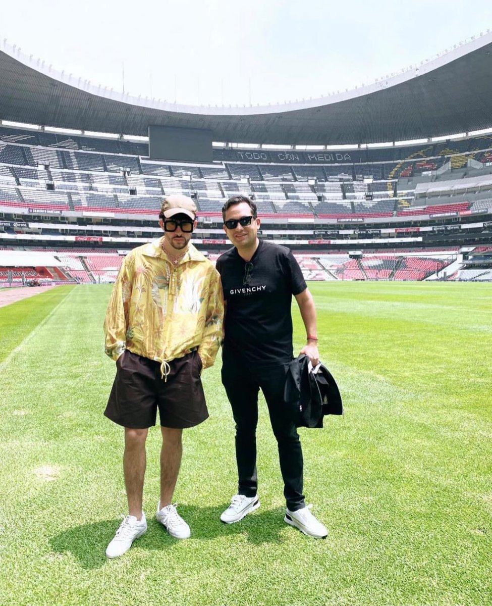 SoyFan10's tweet photo. Bad Bunny fue a visitar el Estadio Azteca. Benito es águila.🦅 https://t.co/2m5UJRK441