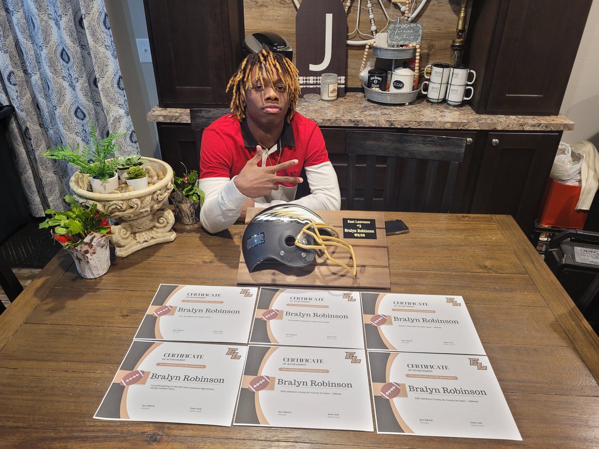 JohnsonKatarius's tweet photo. Proud of My Boy Bralynrobinson6 Made Alot of Accomplishments 3a Region all Region Team, Moulton Advertiser Player of The Week, All County 1st Team Offense, All County 1st Defense All Area Team Offense https://t.co/yyVOUXn2Ea