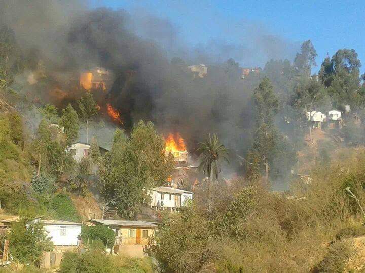 PCivil_informa's tweet photo. 🚨NO DEJES PARA MAÑANA🚨
 Hoy es tiempo de confeccionar el cortafuego alrededor de tu casa y las de tus vecinos.
No permitas que estas imágenes de hace 8 años se puedan repetir el día de hoy .
Fotos de forestal 23/01/2014 saldo 15 viviendas destruidas https://t.co/GgyII7PezD