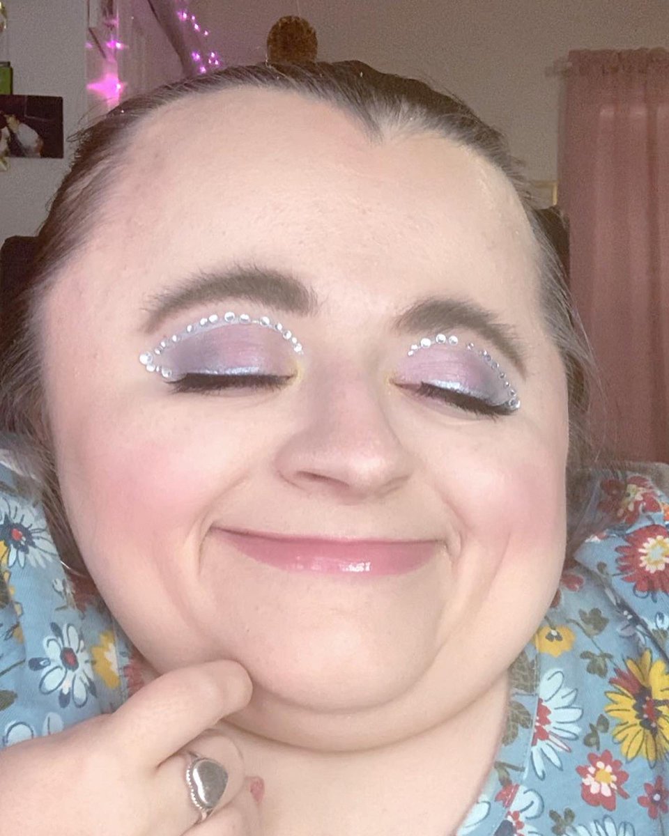 Europia heavily influenced this look I’m not gonna lie 😂 but it turned out so pretty 🤩 #motd💄 #ootd💕 #makeupismypassion #euphoriamakeup #rhinestonesmakeup #fullglam