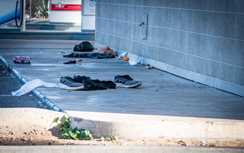 SML1one's tweet photo. @CNylanderKVOA @KVOA Trash is an issue anywhere and everywhere you go in TUS You work for KVOA and your neighborhood is one of the very worst. This is an issue that @TucsonRomero and @cityoftucson council needs to address in a hurry. Yet the city puts out the following #TeamUpToCleanUpTucson https://t.co/Wxd8sBfDMu