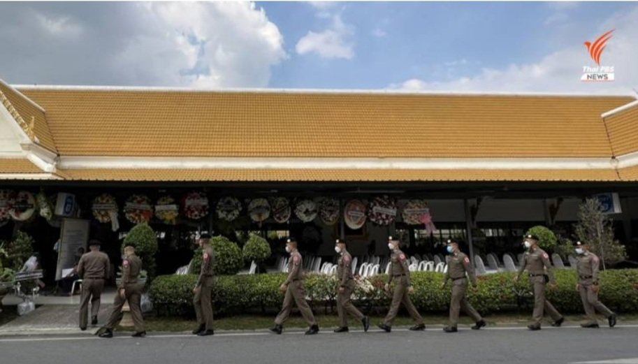 TSererak's tweet photo. ศาลา3 ทั้งเพื่อนทั้งพี่ทั้งน้องมากันแน่นขนัด ต้องเสริมเก้าอี้หลายรอบ มีตำรวจเด็กๆและนายตำรวจมาร่วมงานประมาณ 20 คน มีเสียงเพื่อนๆลอยมาเข้าหูว่า กลับไปทำงานดูแลประชาชนให้ปลอดภัยเถอะ ต่อให้ผบ.ตร.พาตำรวจมาทั้งหมดก็ไม่สามารถฟื้นความรู้สึกของทุกคนได้  #หมอกระต่าย https://t.co/r3FaU2LEJj