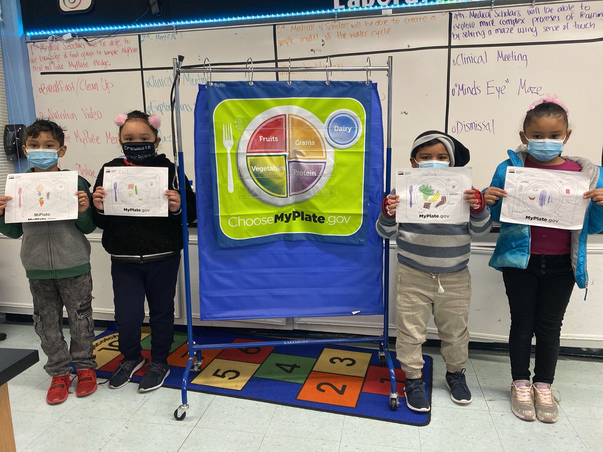 MsRay_Teach's tweet photo. 1st grade medical scholars created a meal using the 5 main food groups. @Elrod_HISD https://t.co/vIJfzBqDdc