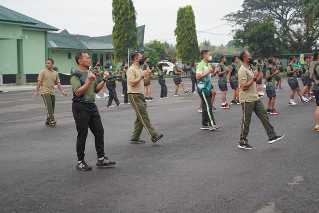 Korem022's tweet photo. Jaga Solidaritas Dan Kebugaran, Personel Korem 022/PT Bersama Disjan Serta Persit Gelar Olahraga Bersama.
https://t.co/sry6a1D9Oi https://t.co/9JNdAKlbdn
