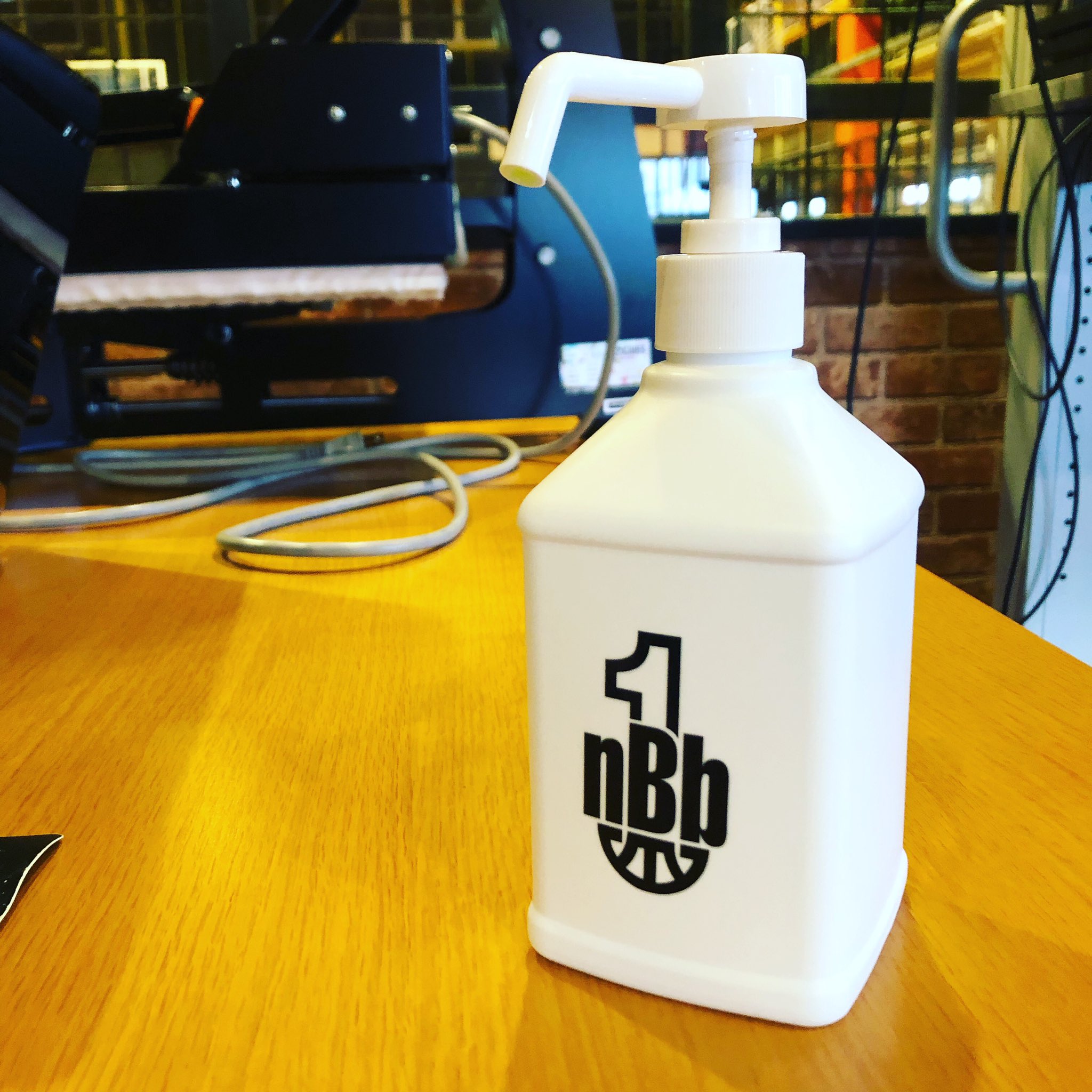 新潟唯一の 専用コート Nbb 1on1 消毒用ボトルもオリジナル オリジナルアイテム なにかご要望があればぜひ Nbb1on1 新潟市 新潟市中央区 バスケットボール ミニバス 中学バスケ 高校バスケ バスケ塾 3x3 Bleague Bリーグ Nba