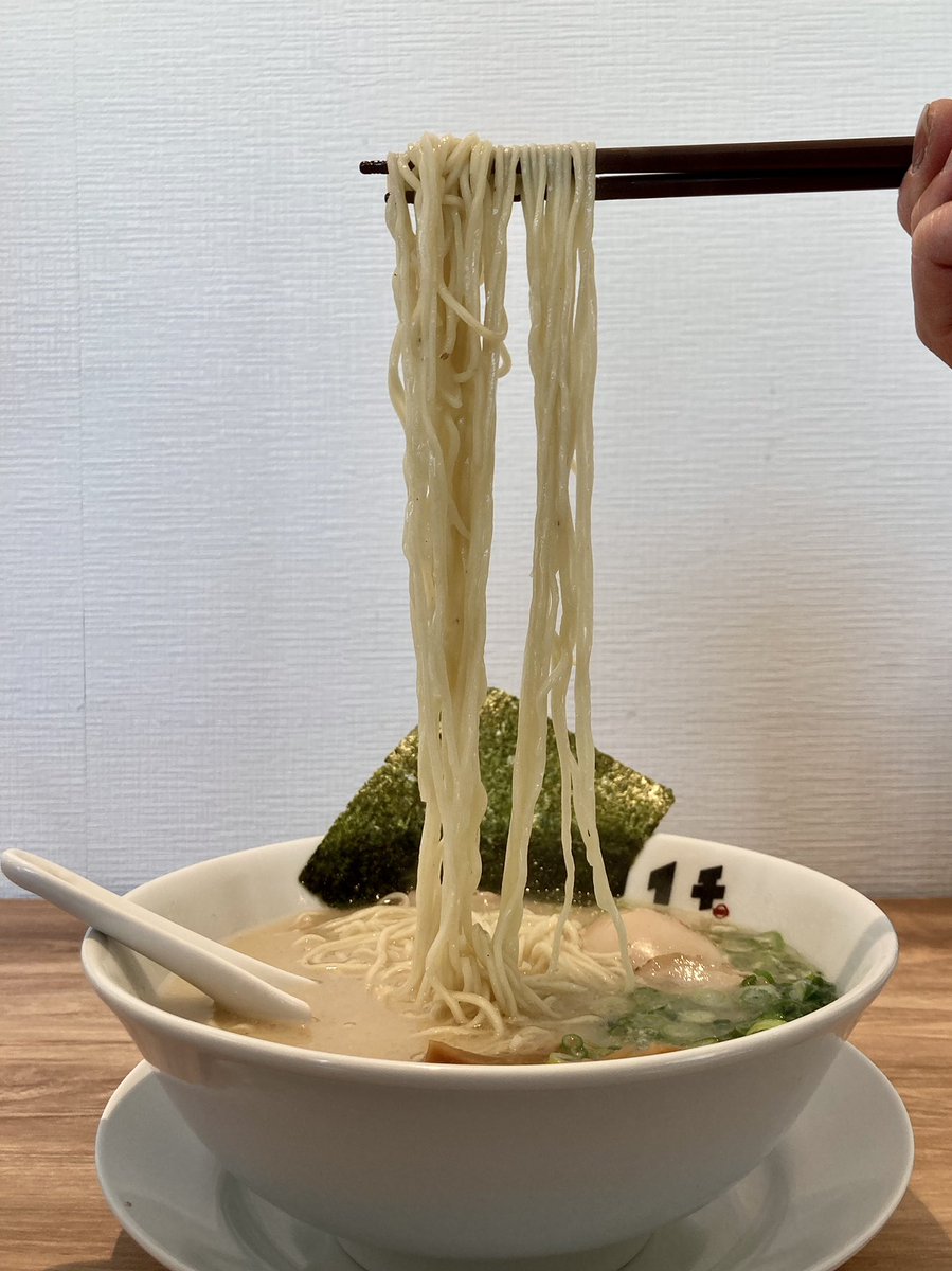 kamujinn's tweet photo. 麺道【而今】宮崎松橋店の店主が｢自分の味で勝負したい！｣と昨年11月末に宮崎市池内町に出店！
麺もスープも日々、改良を重ねてさらに美味しくなっています！
 #宮崎ラーメン
#ゼロイチ
#煮玉子ラーメン
#最後の1滴まで完飲の完食
#2022年15杯目
#カムジンラーメンアドベンチャー宮崎 https://t.co/FT4iJQLUey