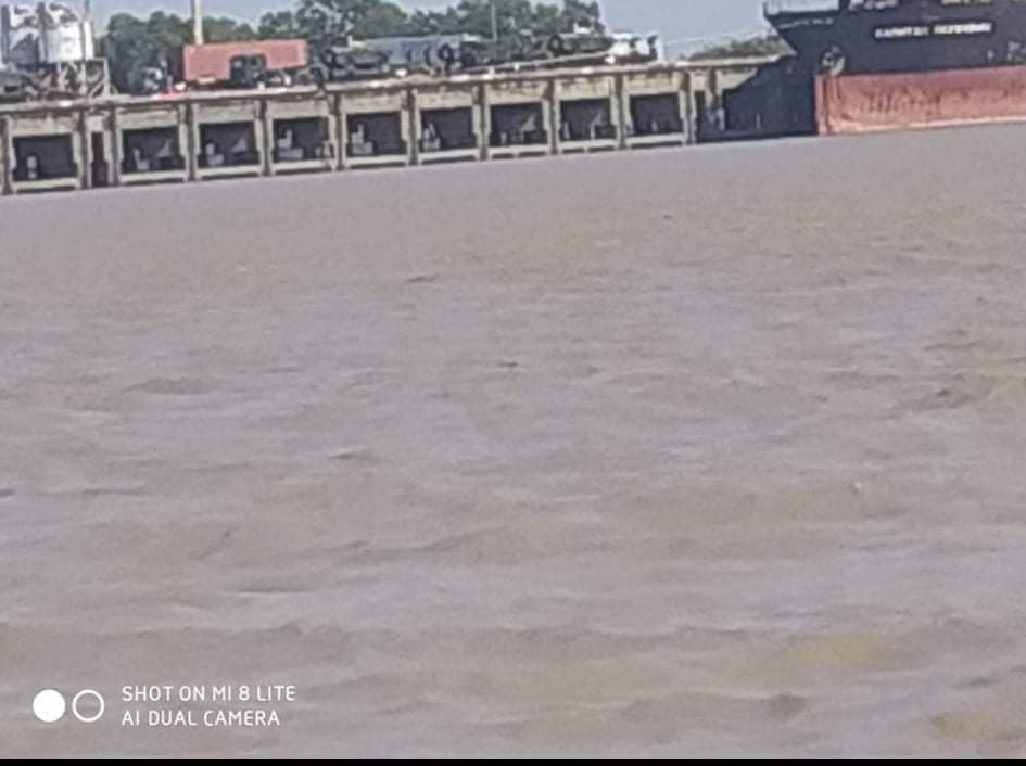 spring21MM's tweet photo. (1/2)
At 4pm On Jan 24,Russian ship named AZSCO arrived at Thilawa MITT port in #Thanlyin Tsp,Yangon Region and Delivered tanks,artillery shells &amp; ammunitions to SAC.
-After that,Terrorists were carrying weapons &amp; tanks with 12th wheels cars &amp; vehicles at night.
#2022Jan25Coup https://t.co/qakX5lMKbA