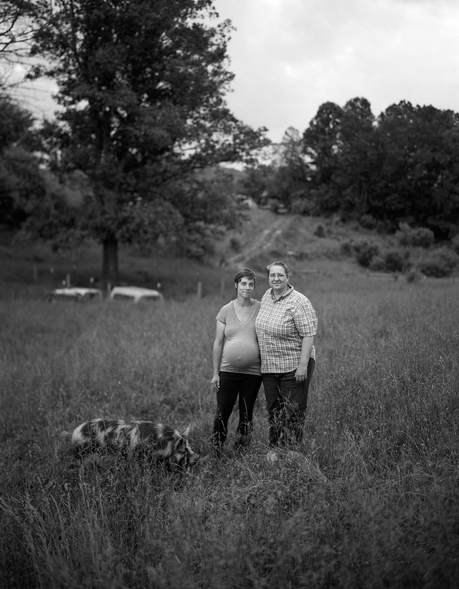 This week Sarah Stellino shares the stories behind her series Queering Rural Spaces which challenges peoples assumptions that queer people can only thrive in urban areas.
Learn more in my interview with her here:
anywhereblvd.com/interviews/202…

#portraitphotography #LGBTQ #SarahStellino