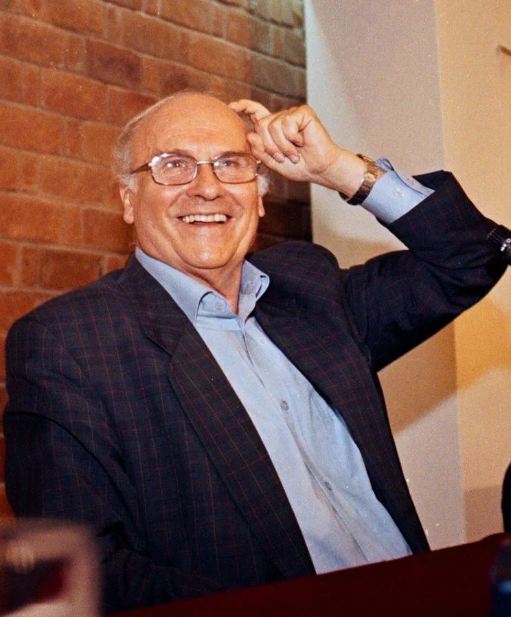 oscar_ordonnez's tweet photo. A 14 años de tu partida, maestro @Rkapuscinski 

He ahí el discurso de #Ryszard_Kapuściński en la ceremonia de entrega de los premios de periodismo Stora Jurnalstpriset, en Estocolmo: https://t.co/na3viT4te2 https://t.co/gfUufpGK6R