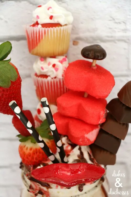 Create a Valentine's Day freakshake that's the perfect treat for two! buff.ly/2QqTkcs