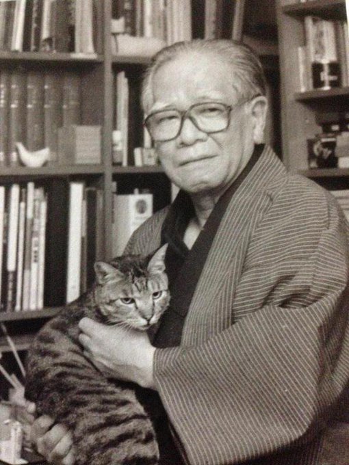 池波正太郎とネネです。鬼平犯科帳にも長谷川平蔵が猫を可愛がるシーンがでてきますね。 #作家と猫 