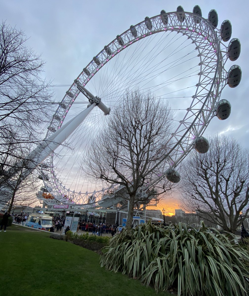 Ever tried taking a spin in the pods of London Eye? 🎡

It totally gives you the best city view. 😍

#london #londoncity #londoneye #londonphotography #londontravel #england #unitedkingdom #england🇬🇧 #worldthrougherica #travel #travelphotography
