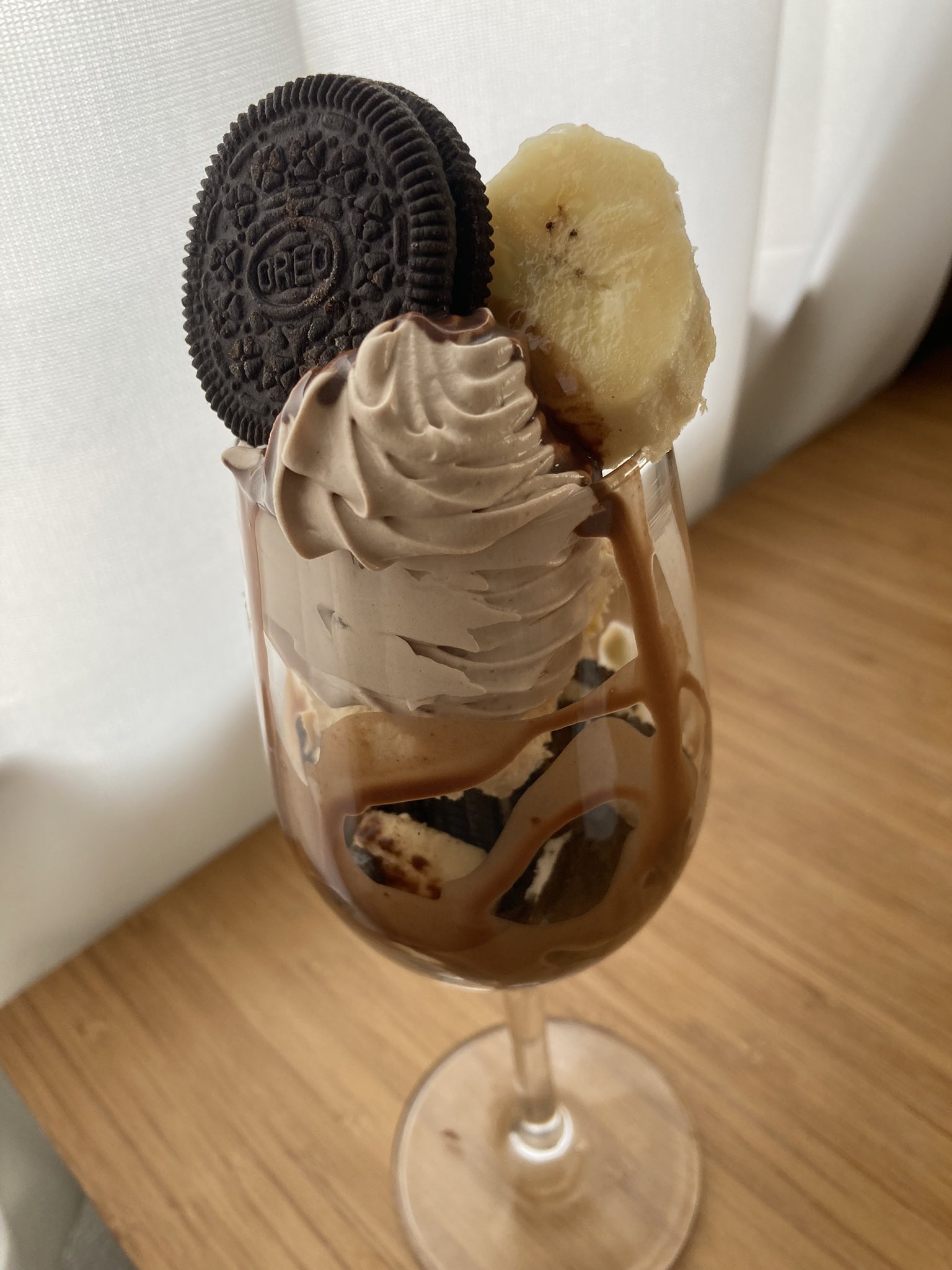 山のケーキ屋 ぐる屋 お家パフェ バナナ2分の1 アイス スーパーカップ4分の1 オレオ2枚 生クリーム 立てたの30gくらい チョコソース グラスに入る分しか食べれないからおやつをパフェに制限したらダイエットになるのでは コツは出来るだけスカスカに