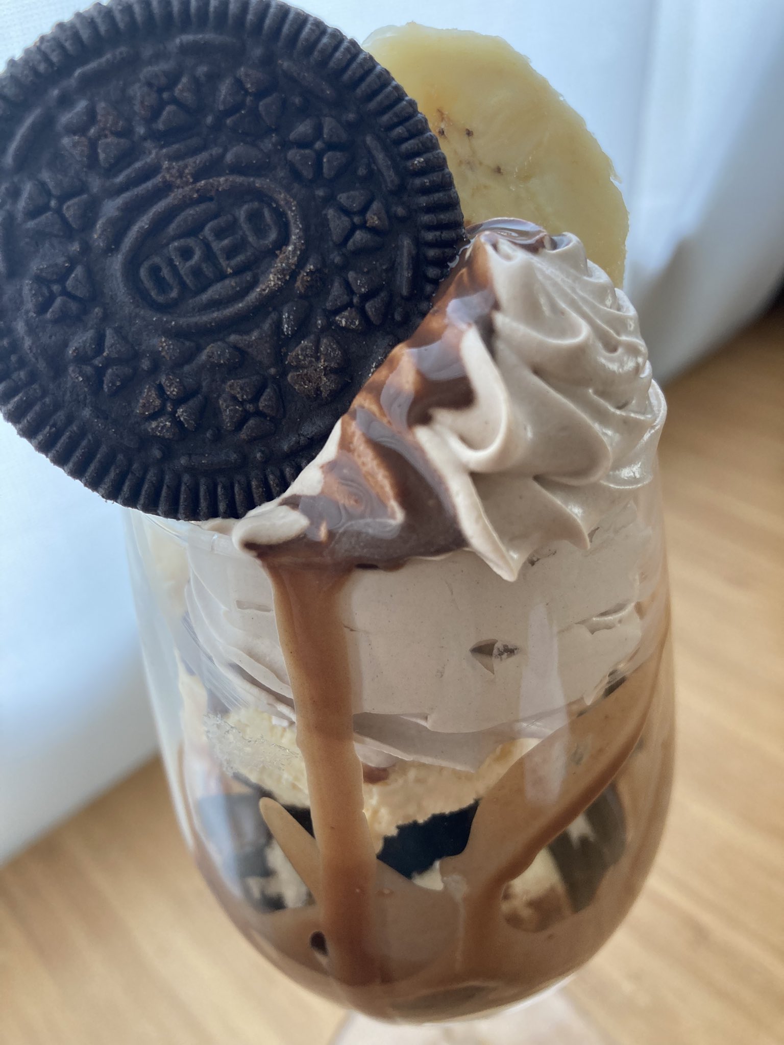 山のケーキ屋 ぐる屋 お家パフェ バナナ2分の1 アイス スーパーカップ4分の1 オレオ2枚 生クリーム 立てたの30gくらい チョコソース グラスに入る分しか食べれないからおやつをパフェに制限したらダイエットになるのでは コツは出来るだけスカスカに
