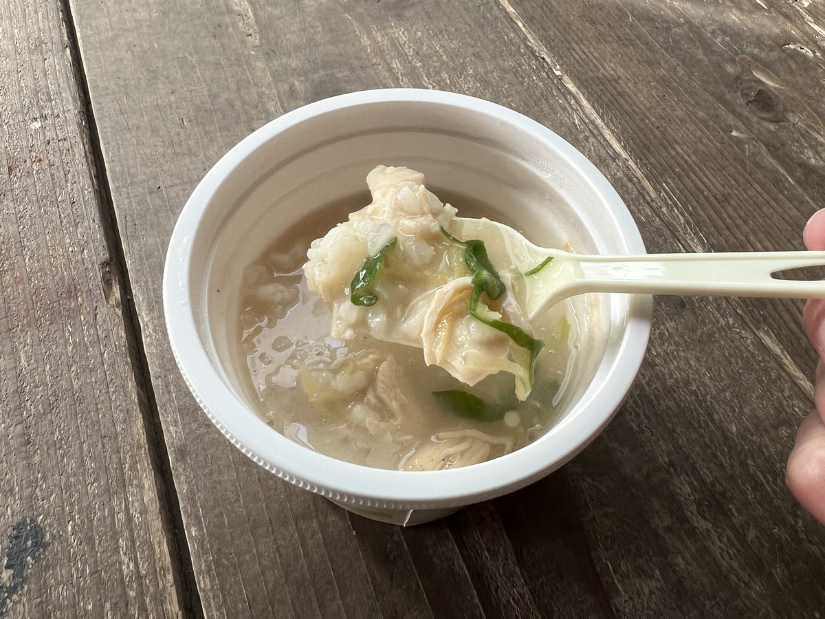 conveni_diet_'s tweet photo. セブンがダイエット向きでぶっ飛んだ成分の出した…脂質1g、糖質21g、たんぱく質16g。しかも刻み生姜が効��た鶏白湯スープで旨い。鶏白湯おかゆ、なんじゃこの有能さ。 https://t.co/MMDRPPyOQ6