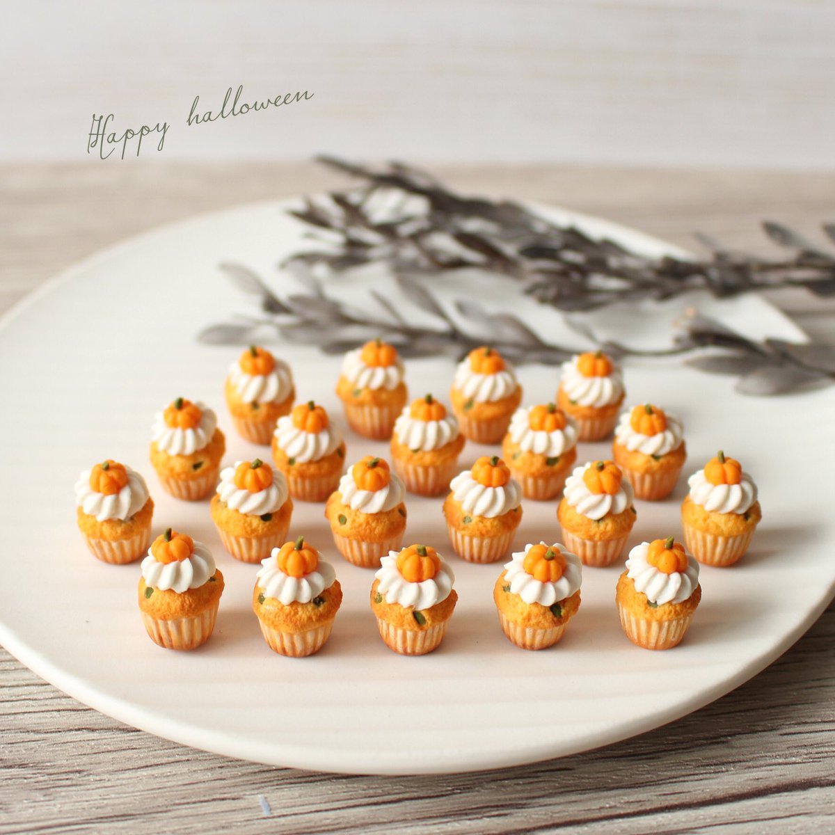 初・企画展参加させていただきます✨

<a href="/Lupopo_cafe/">*LUPOPO cafe&gallery* 三軒茶屋の糖質オフのケーキ専門カフェとハンドメイドのお店</a> 様ありがとうございます！

ミニチュアのパンやスイーツなど、美味しそうな物をアクセサリーにしています😊

現在minneで新作発売中🍓

今年はモチーフの幅を広げるチャレンジの年。

minne.com/@ponponart