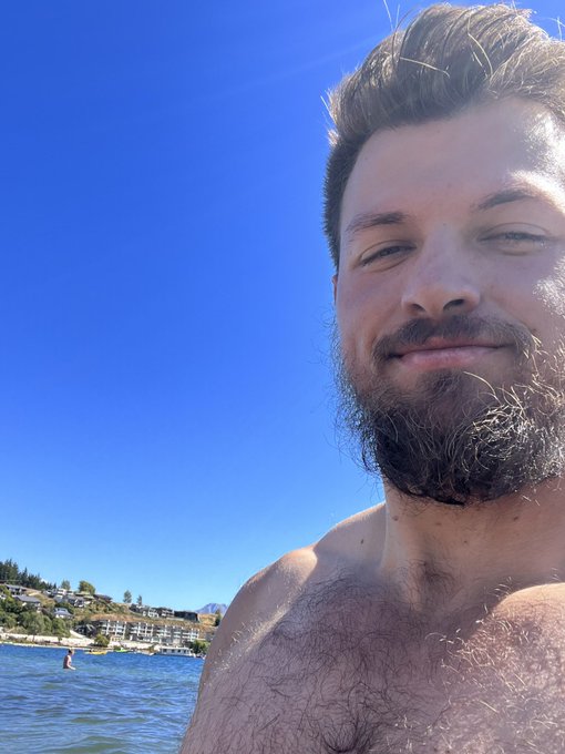 Anyone wanna come get wet with me? 😉💦 Then we can go swimming 😈 https://t.co/mBuJkScBiP
