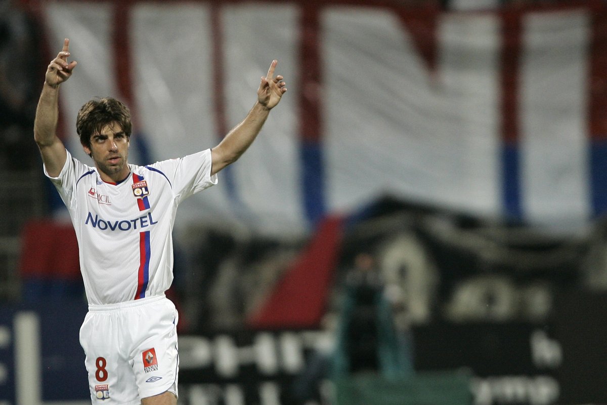 OL's tweet photo. Joyeux anniversaire à @Juninhope08 qui fête ses 47 ans 🎂

7 fois champion et 100 buts avec la #teamOL entre 2001 et 2009 ! https://t.co/YaLFYreMkx