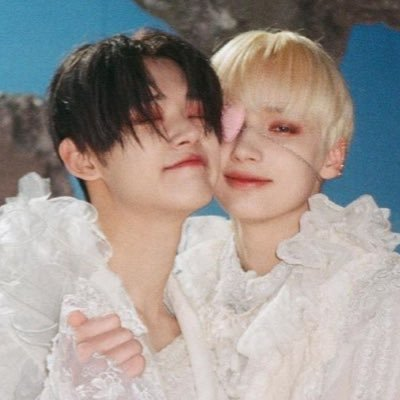 HUEKAN1SMS's tweet photo. it looks like they switched hair colours 😭😭 https://t.co/o0ZkpCeaH8