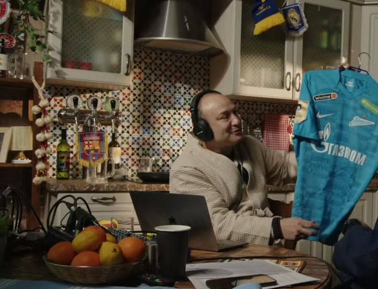 В этой жизни главное найти человека, который будет смотреть на тебя так же, как Генич на футболку Зенита