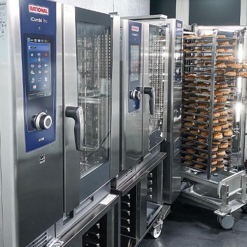 FACYRE's tweet image. 👉 La producción compleja requiere soluciones simples, ¡no hay problema con el #iCombiPro! 😎 Incluso con una carga completa, el iCombi Pro de @RATIONAL_AG ofrece una excelente calidad y una homogeneización perfecta.